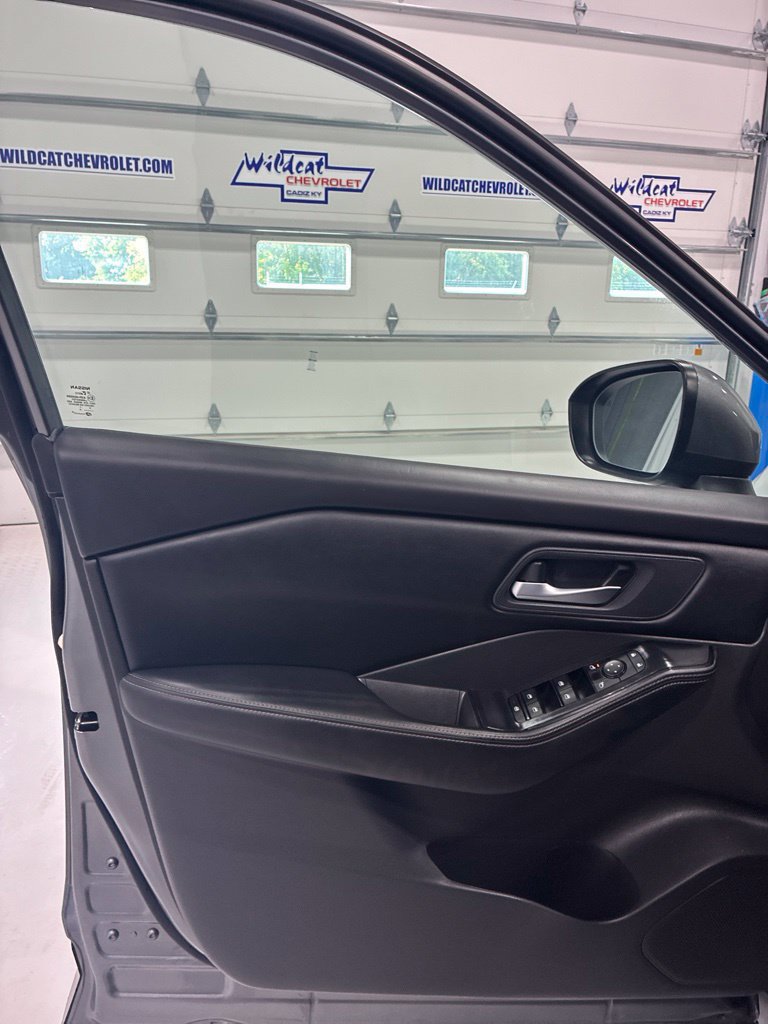 Used 2024 Nissan Rogue SV FWD image 16