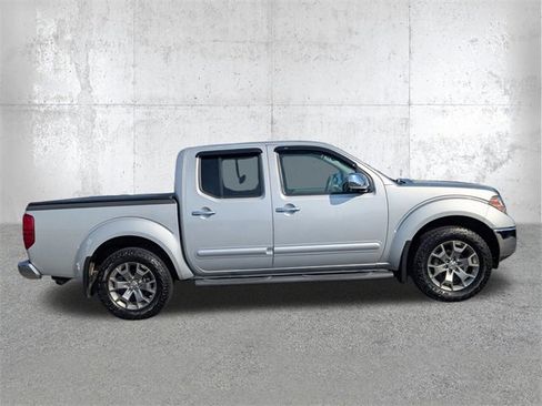 Used 2019 Nissan Frontier SL image 3