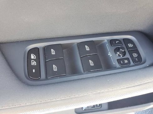 Used 2021 Toyota RAV4 LE AWD/4WD image 35