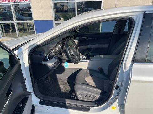 Used 2018 Toyota Camry XLE image 8