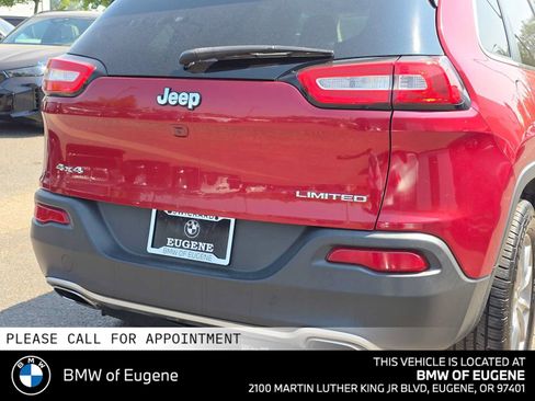 Used 2017 Jeep Cherokee Limited w/ Luxury Group AWD/4WD image 13