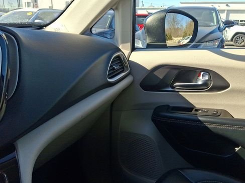 Used 2023 Chrysler Pacifica Touring-L image 30