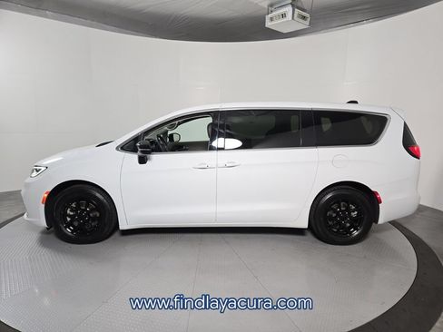 Used 2024 Chrysler Pacifica Touring-L FWD image 3