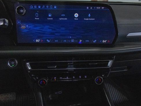 Used 2025 Chevrolet Traverse LT image 4