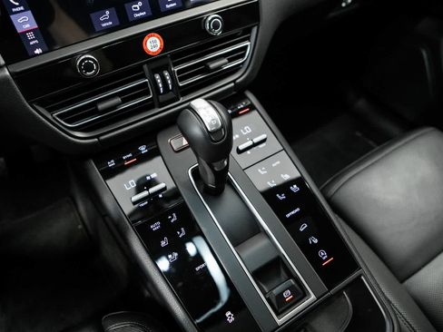 Certified 2025 Porsche Macan AWD/4WD image 23
