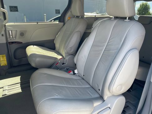 Used 2012 Toyota Sienna XLE w/ XLE Navigation Pkg FWD image 9