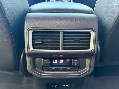 Used 2025 Volkswagen Atlas SE AWD/4WD image 15