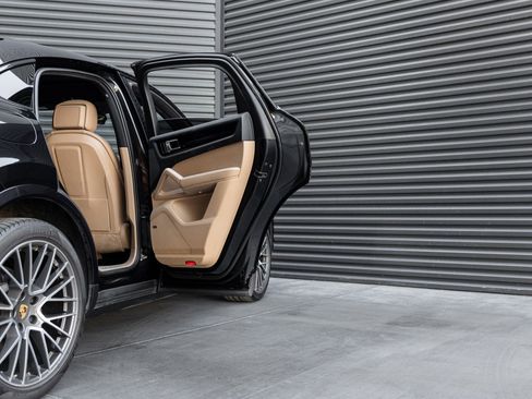 Certified 2021 Porsche Cayenne Coupe image 29