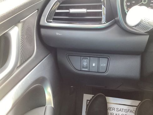 Used 2025 Genesis G70 2.5T image 17