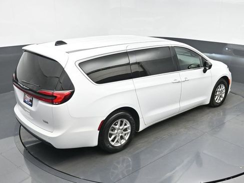 Used 2025 Chrysler Pacifica Select image 33