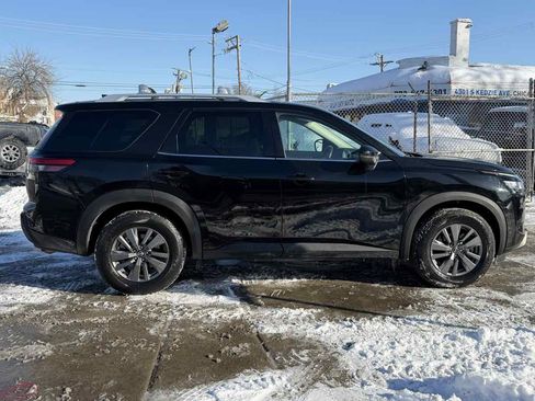Used 2022 Nissan Pathfinder SV image 4