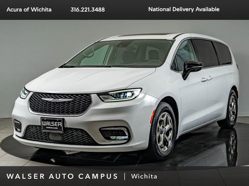 Used 2024 Chrysler Pacifica Limited w/ Trailer Tow Group FWD image 1