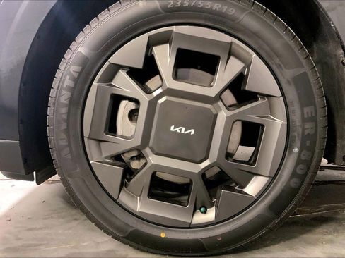 Used 2025 Kia Carnival EX image 9