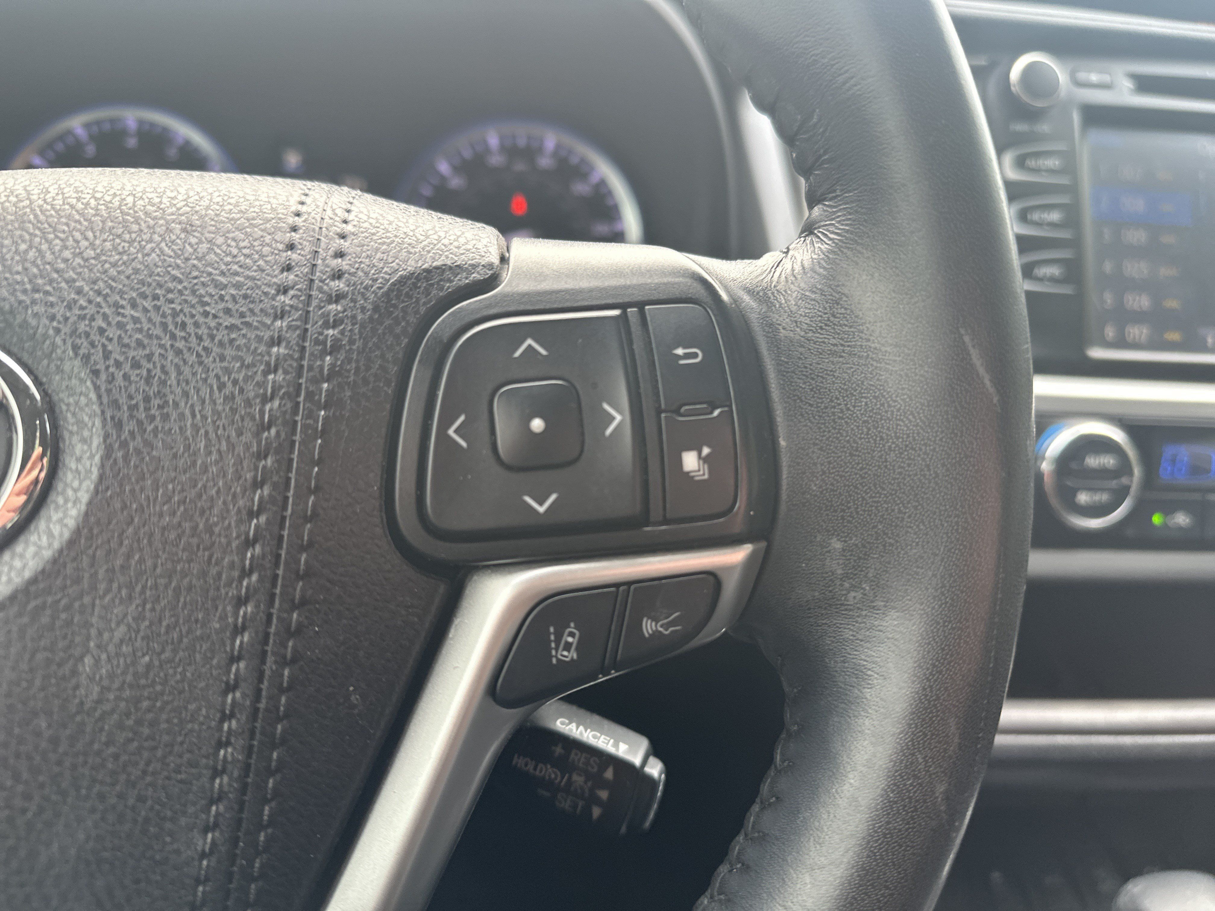 Used 2019 Toyota Highlander XLE AWD/4WD image 19
