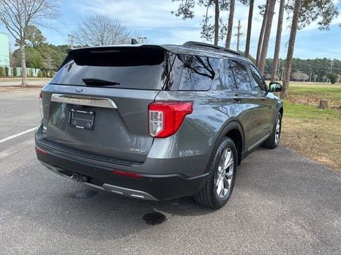 Used 2022 Ford Explorer XLT w/ Equipment Group 202A image 3