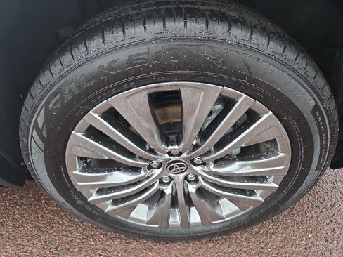 Certified 2024 Toyota Venza XLE AWD/4WD image 11