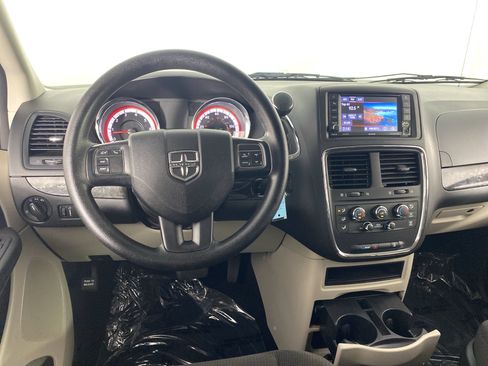 Used 2018 Dodge Grand Caravan SE w/ UConnect Hands-Free Group FWD image 18