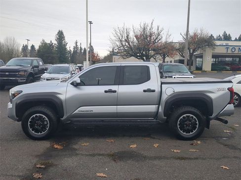 Used 2024 Toyota Tacoma TRD Off-Road image 2