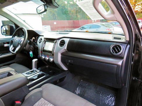 Used 2018 Toyota Tundra SR5 image 21