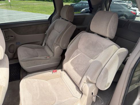 Used 2010 Toyota Sienna LE FWD image 5