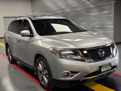 Used 2014 Nissan Pathfinder Platinum w/ Platinum Premium Package FWD image 5