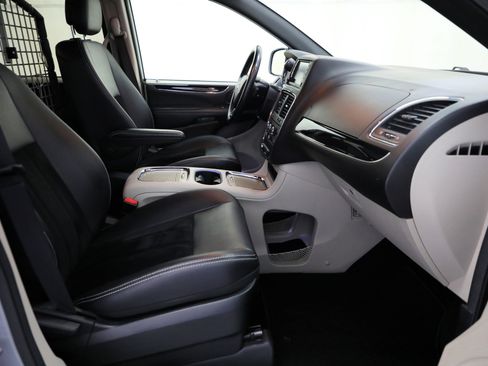 Used 2018 Dodge Grand Caravan SXT image 5