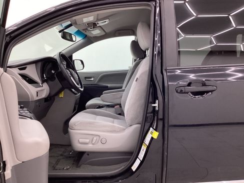Used 2015 Toyota Sienna LE AWD/4WD image 14