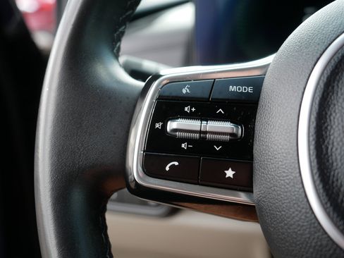 Used 2025 Kia Carnival FWD image 28
