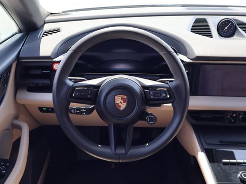 Used 2025 Porsche Macan Electric RWD image 15