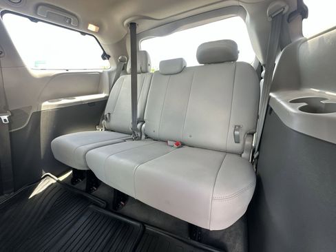 Used 2018 Toyota Sienna XLE w/ XLE Navigation Package FWD image 33