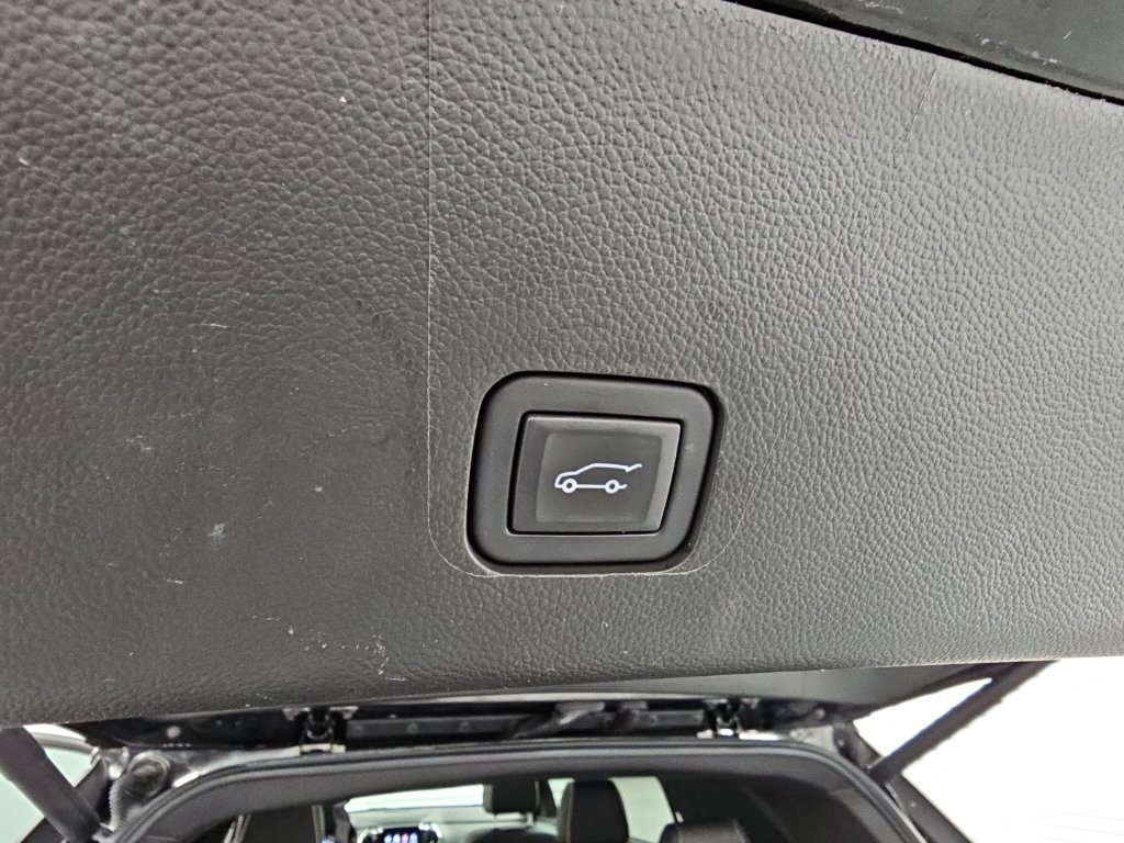 Used 2023 Chevrolet Traverse Premier FWD image 40