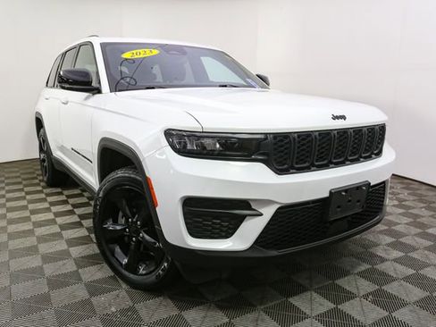 Used 2023 Jeep Grand Cherokee Altitude AWD/4WD image 3