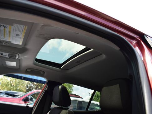 Used 2024 Chevrolet Trax LT w/ Sunroof Package FWD image 33