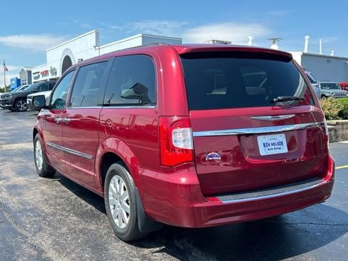 Used 2015 Chrysler Town & Country Touring w/ Driver Convenience Group FWD image 3