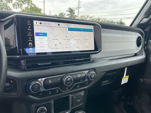 Used 2024 Jeep Gladiator Sport image 11