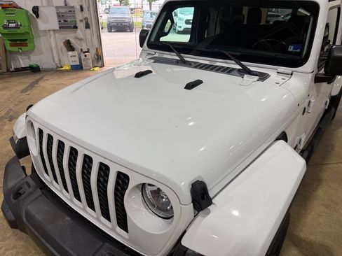 Used 2022 Jeep Gladiator Sport AWD/4WD image 14