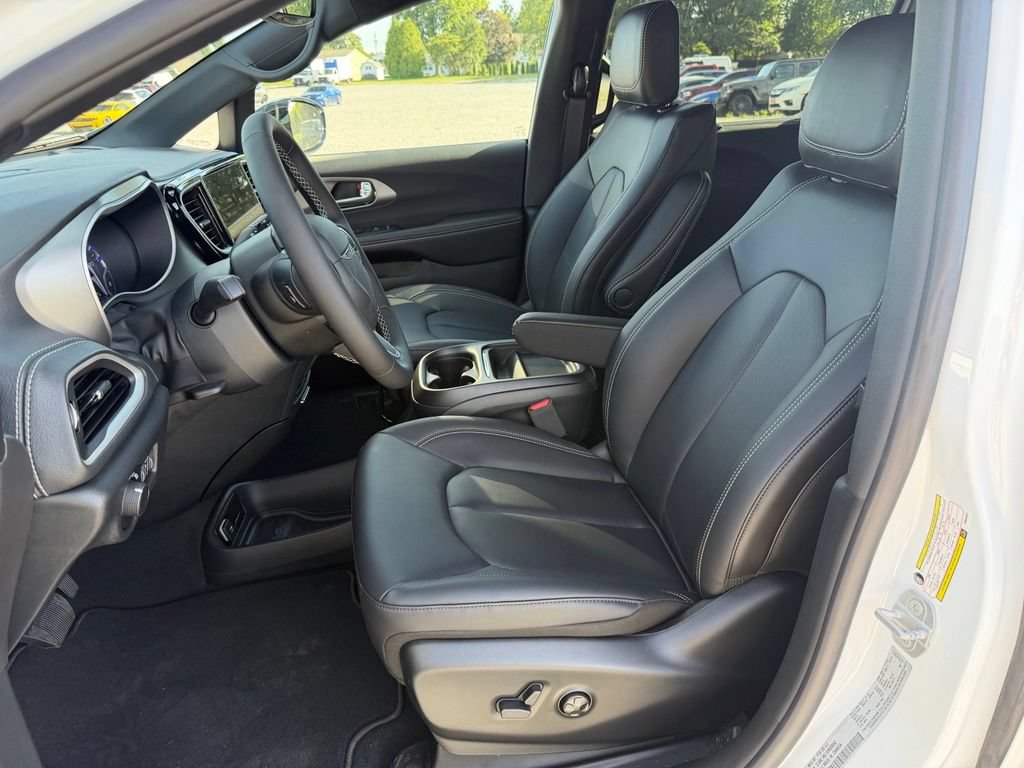 New 2027 Chrysler Pacifica Select FWD image 4