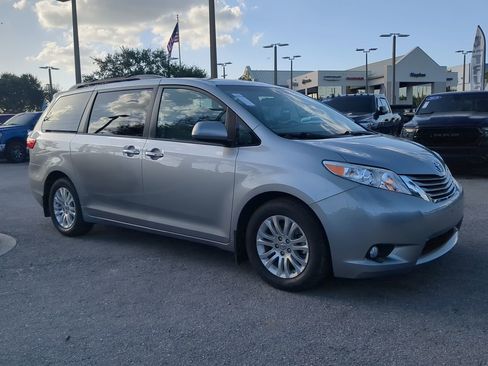 Used 2017 Toyota Sienna Limited image 2