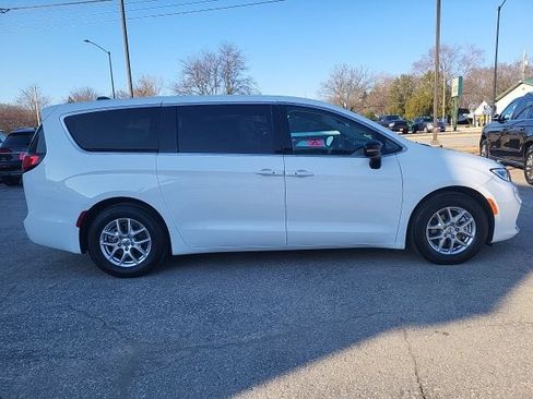 Used 2024 Chrysler Pacifica Touring-L FWD image 26