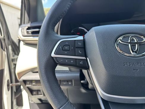 Used 2024 Toyota Sienna XLE FWD image 17
