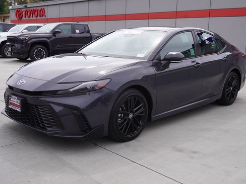 Certified 2025 Toyota Camry SE image 3