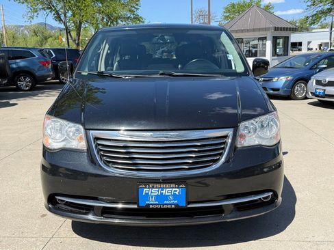 Used 2014 Chrysler Town & Country Touring FWD image 9