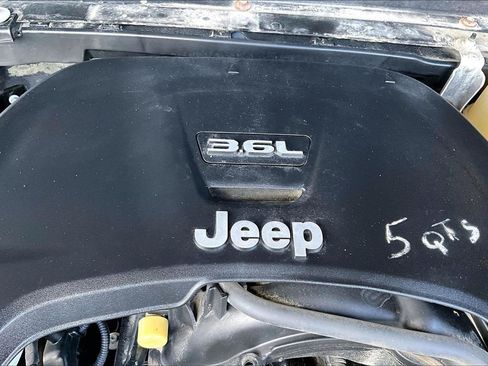 Used 2018 Jeep Wrangler Unlimited Sahara AWD/4WD image 32
