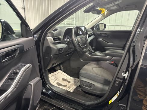 Used 2023 Toyota Highlander L FWD image 19