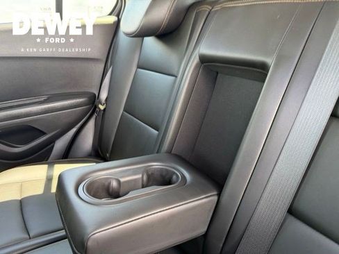 Used 2022 Chevrolet Trax LT w/ Premium Seat Package AWD/4WD image 25