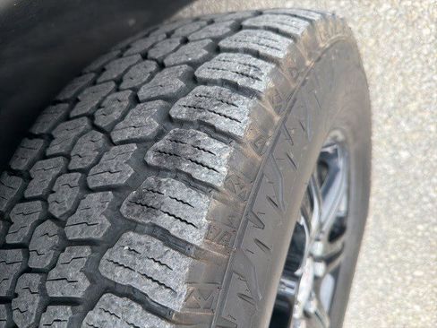 Used 2021 GMC Acadia AT4 w/ Technology Package image 9