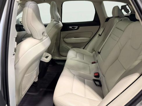 Used 2021 Volvo XC60 T5 Momentum AWD/4WD image 17