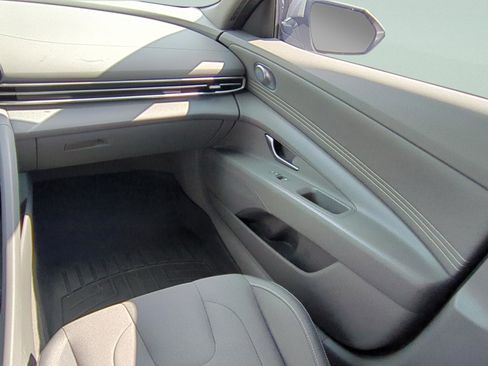 Used 2023 Hyundai Elantra SEL w/ Convenience Package image 12