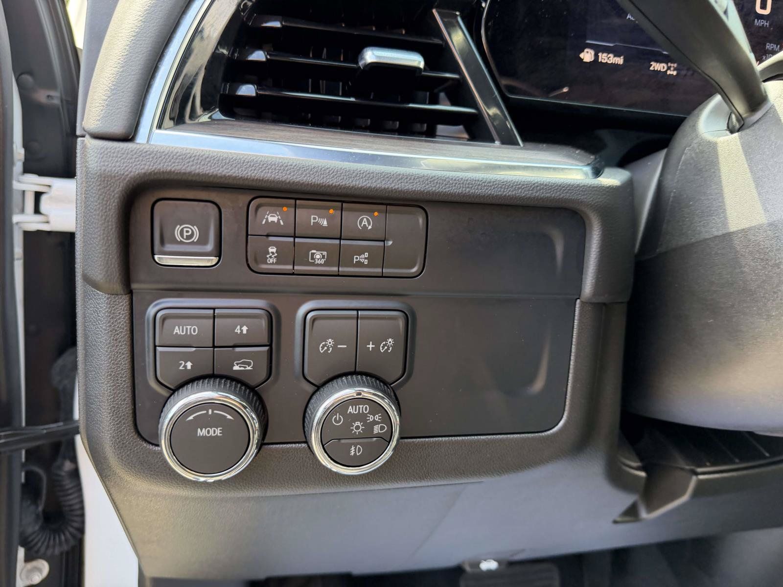 Certified 2026 Chevrolet Suburban LT w/ Comfort Package AWD/4WD image 19