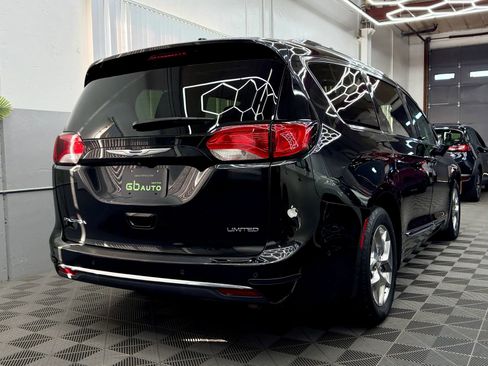 Used 2017 Chrysler Pacifica Limited w/ Advanced Safetytec Group image 4